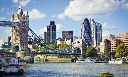 Uitzicht over Londen en de Tower Bridge