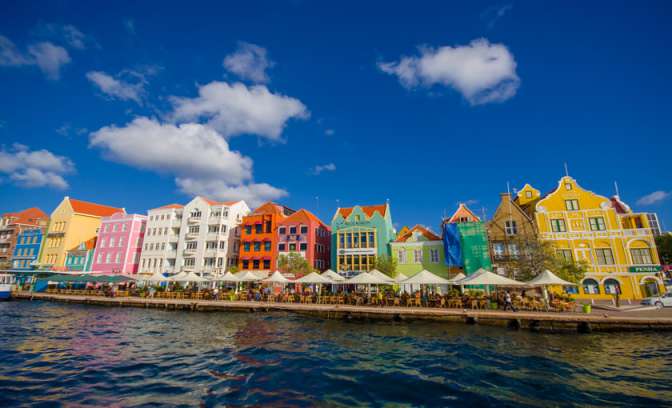 Gekleurde huisjes in Willemstad op Curaçao