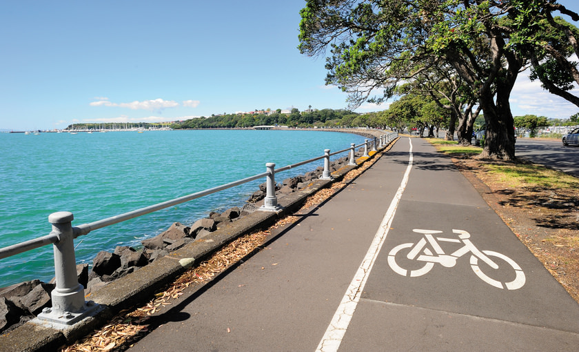 Een fietspad naast de zee in Auckland
