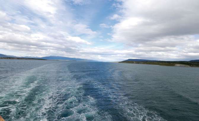 Groene bergen in de verte bij Antarctica