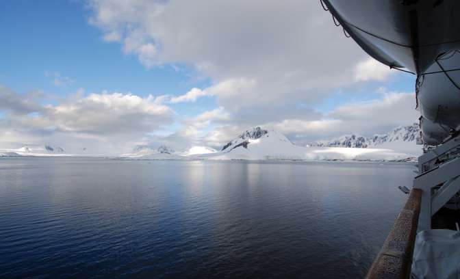 Ijsbergen te zien vanaf het schip