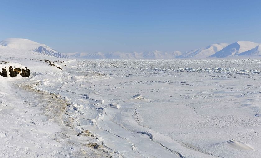 Sneeuw en rotsen Spitsbergen