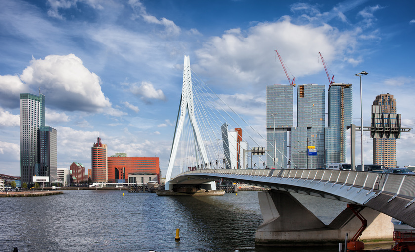 Ermasmusbrug naast cruisehaven in Rotterdam
