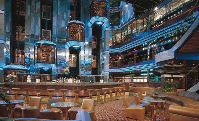 Bar en shops van Carnival Destiny