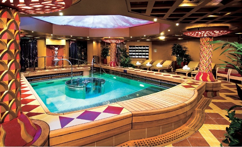 Een binnenzwembad op de MS noordam