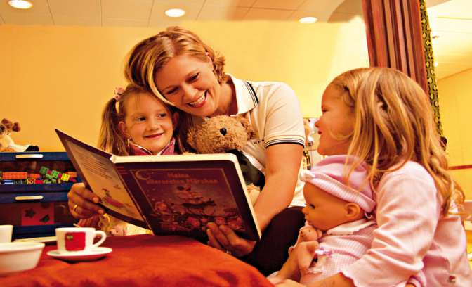 Nanny leest kinderen voor op de Europa van Hapag Lloyd