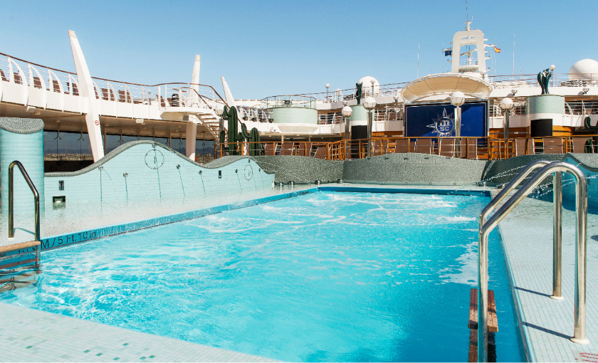 Een zwembad op de MSC Preziosa