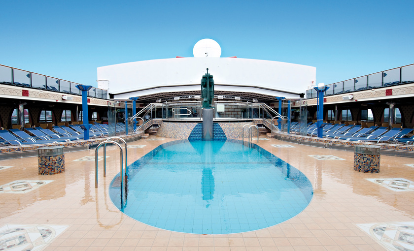 Centraal zwembad op het dek van Carnival cruises