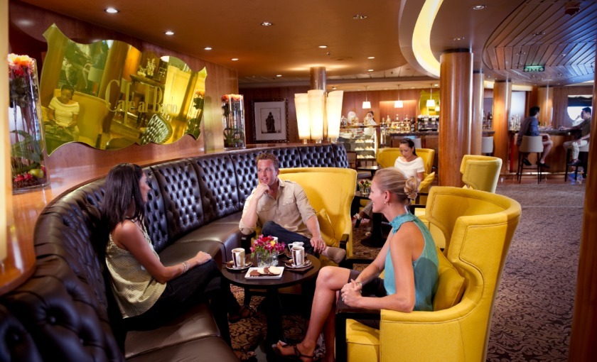 Een lounge en bar op de Celebrity Constellation