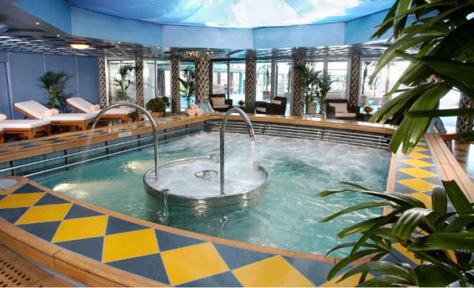 Zwembad van de MS Oosterdam