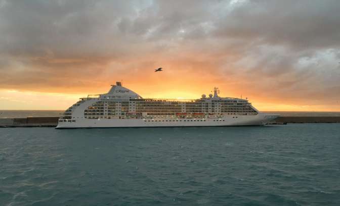 Seas Seas Voyager schip in haven