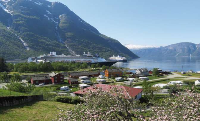 Een Holland America Line schip in Eidfjord